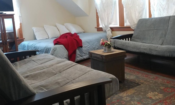 Put-in-Bay House | Put-in-Bay lodging for Groups and Parties right in the downtown action!