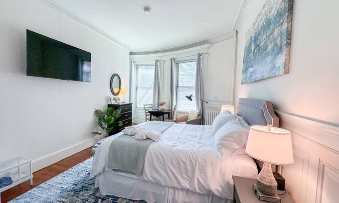 Fenway–Kenmore Apartment | Pvt Room, St Mary’s, Fenway, Longwood, Green Line