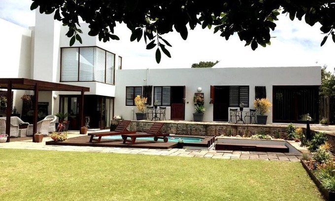 West Bank Apartment | PYRAMID HOUSE BY THE SEA