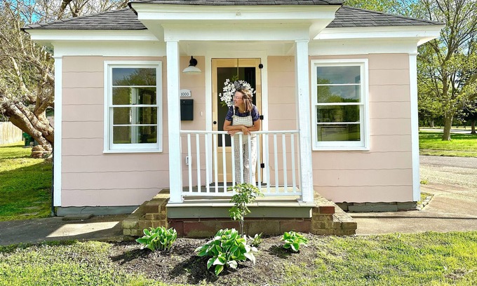 Hopewell Cottage | Quaint 1910 cottage directly across from Grant's Headquarters in City Point, VA.