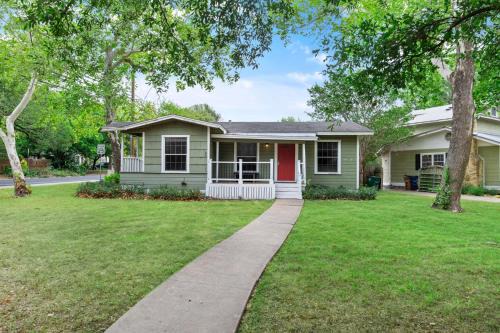 South Manchaca House | Quaint 3 Bedroom House with Huge Yard