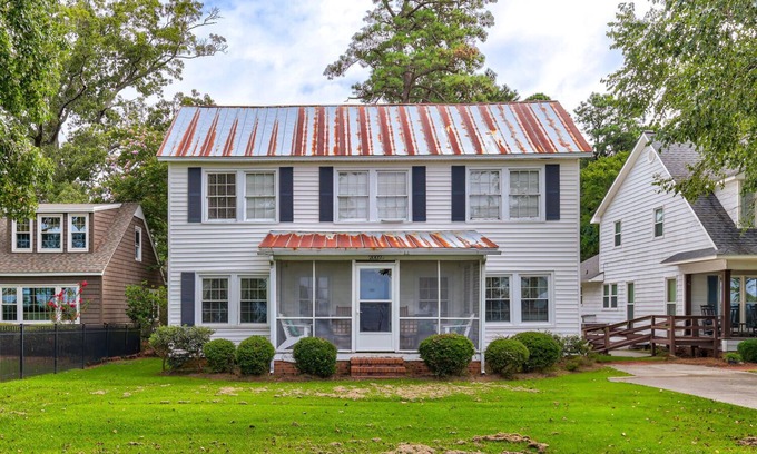 Lake Waccamaw House | Quaint 5-bedroom family lake front house in Lake Waccamaw