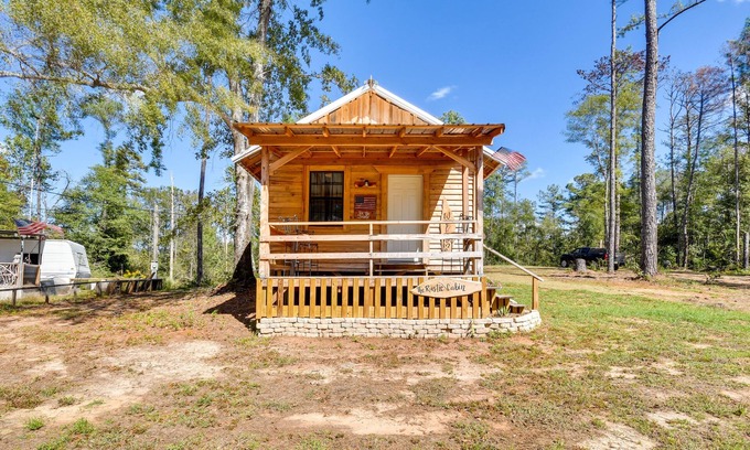 Abbeville Apartment | Quaint Abbeville Cabin Studio w/Gas Grill!