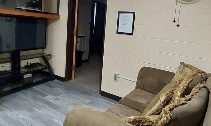 Waveland Apartment | Quaint Apartment - 10 Min from Turkey Run and Shades, Pet Friendly