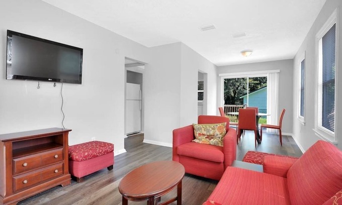 Lakeshore South House | ~Quaint Bungalow Sleeps 6 Near Stadium~