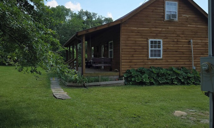 Weaubleau Cabin | Quaint cabin with AC in Weaubleau