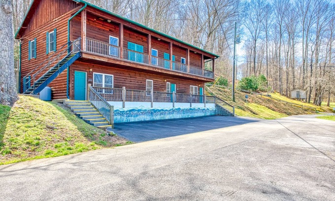 Waynesville Apartment | Quaint condo across from the lake with shared lakeside pool and trails - dogs OK