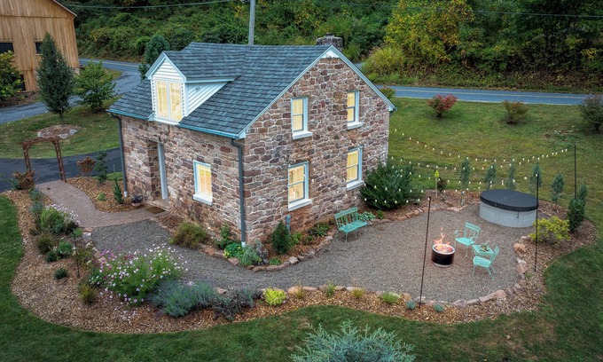 Stevens Cottage | Quaint Cottage on Farm HOT TUB & Fire Pit