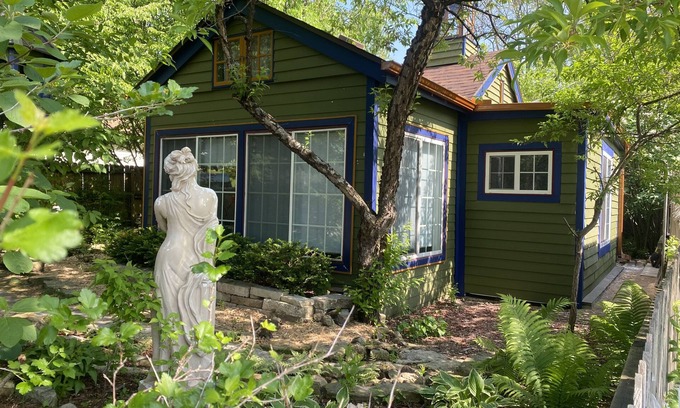 Wabasha Cottage | Quaint cottage steps from Marina