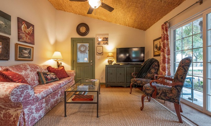 Dennis Cottage | Quaint Countryside Casita: 45 Mi to Ft. Worth