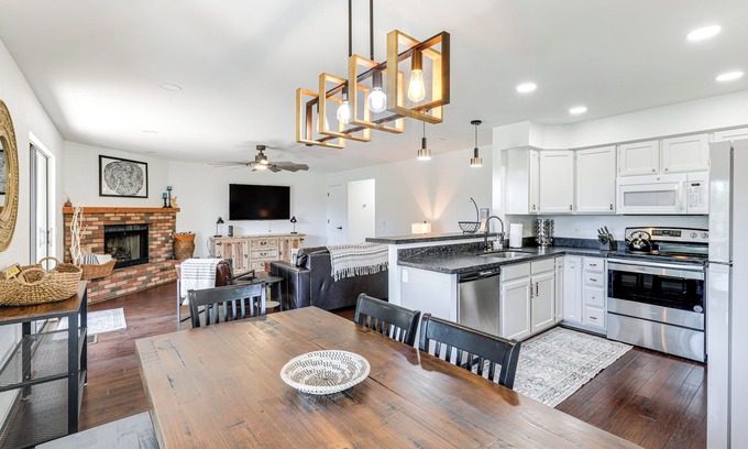Flagstaff Condo | Quaint Flagstaff Condo w/Balcony ~ 6 Mi to Dtwn!