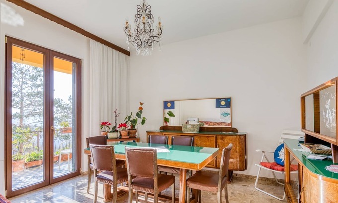 Erli House | Quaint Holiday Home in Erli with Balcony
