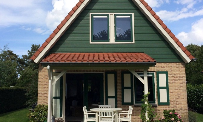 Zonnemaire House | Quaint Holiday Home in Zonnemaire with Roofed Terrace