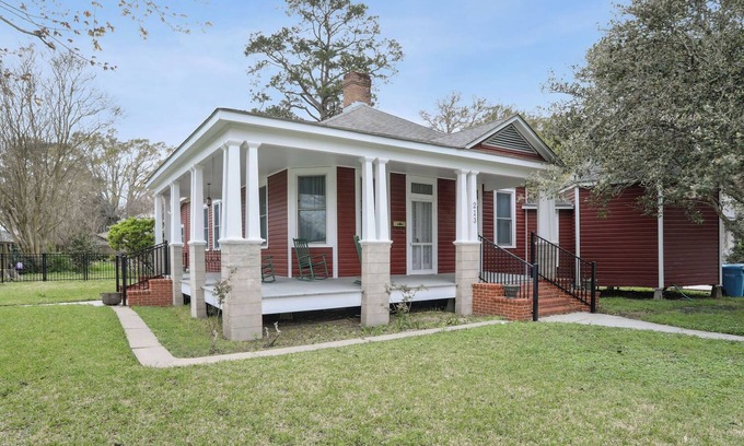 New Roads House | Quaint house in the Historic town of New Roads. Close to everything!