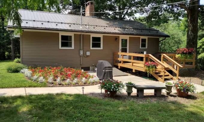 Elliottsburg House | Quaint Knotty Pine - tranquil getaway