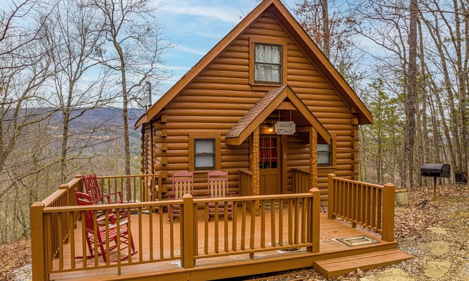 Gatlinburg - Pigeon Forge Cabin | Quaint*Resort Setting*Hot Tub*WiFi*Keurig*Secluded