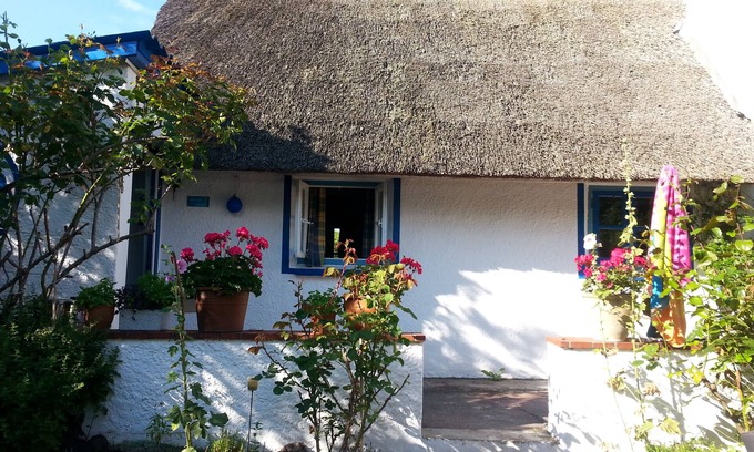 Kalifornien House | Quaint, thatched, former fisherman's cottage, 30 m from the beach