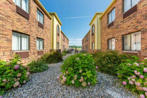 Bedford Hotel | Quality Inn Alexis Rd