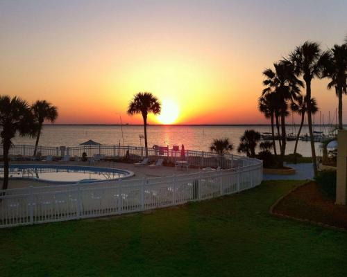 Pensacola Hotel | Quality Inn & Suites Gulf Breeze Bayside near Pensacola Beach