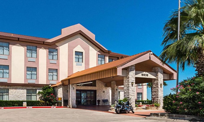 Kyle Hotel | Quality Inn & Suites