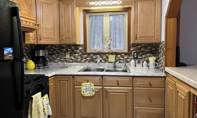 Town of Jerusalem Cottage | Quant Waterfront Home in Quiet Lake Community, Pet-friendly with hot tub
