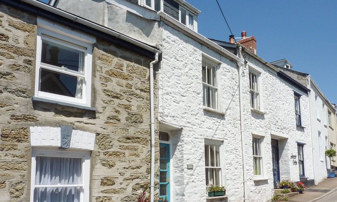 Flushing Cottage | QUARRY COTTAGE, pet friendly, character holiday cottage in Flushing