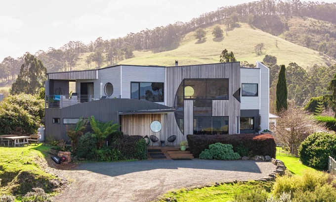 Dover House | Quarry Hill Lookout . scenic views, luxurious amenities, relaxing atmosphere