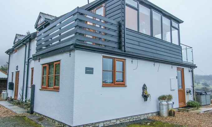 Montgomery House | QUARRY HOUSE, family friendly, with hot tub in Priest Weston
