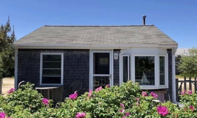 East Sandwich Cottage | Quarterboard 9 - Charming cottage w/deck, across from East Sandwich Beach
