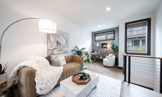 East Queen Anne House | Queen Anne Modern Home Free Parking |SLU| Gym