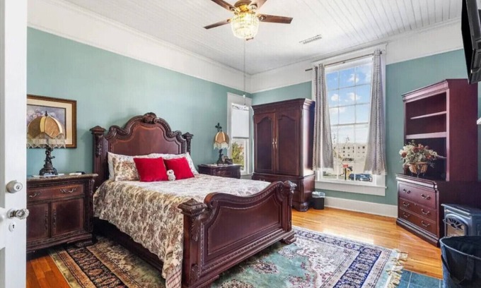 Anderson House | Queen Bed Retreat | Walk to Dining & Main St