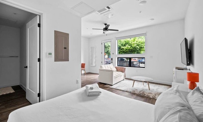 East Cesar Chavez Apartment | Queen Bed Studio & Patio in Downtown Austin