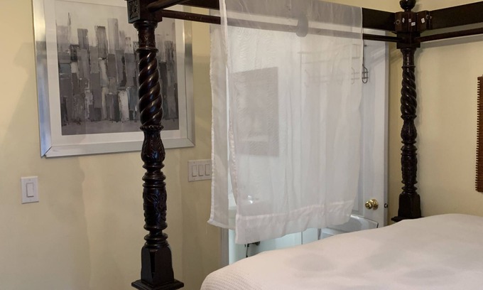 Earlscourt Apartment | Queen bedroom with ensuite bathroom