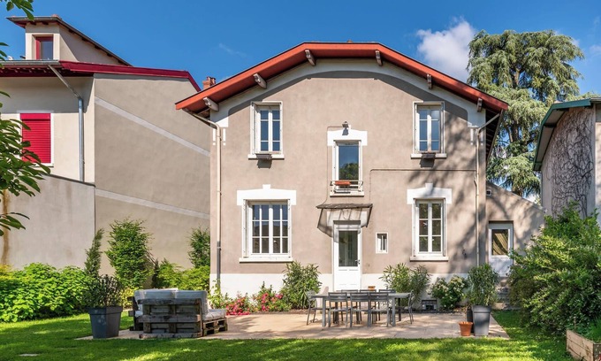 La Demi - Lune Villa | Queen - British garden residence with swimming pool