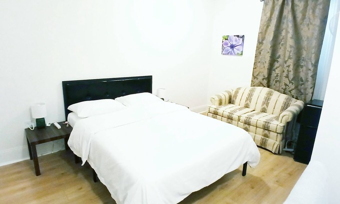 New London Hotel | Queen, exclusive Bath, Free Wi-Fi, Self check in
