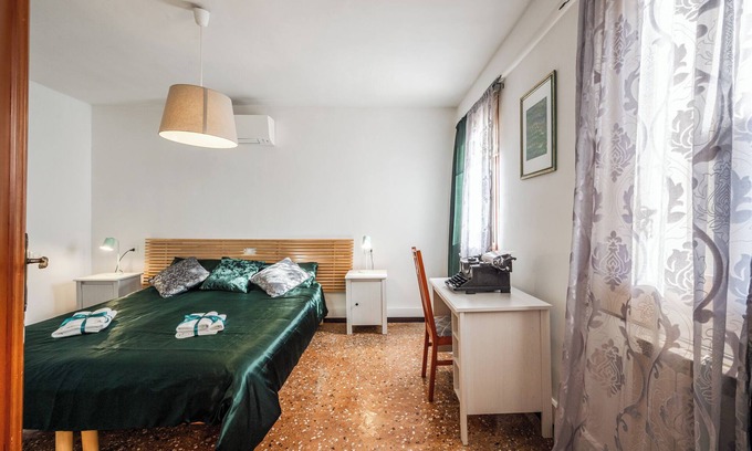 Santa Croce Apartment | Queen Home Carlotta - Three Bedroom Apartment, Sleeps 6