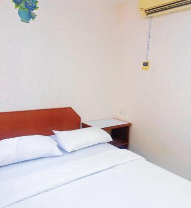Bukit Kecil House | Queen room with private bathroom