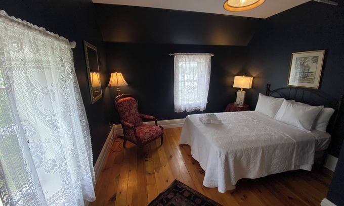 Manitoulin District House | Queen's Inn-Gore Bay, Manitoulin Island - The world's largest fresh water island