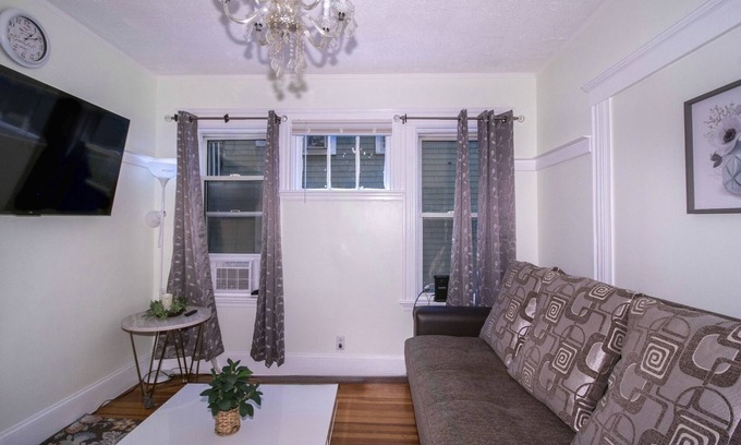 Fields Corner West Apartment | Queen stands for Reginann