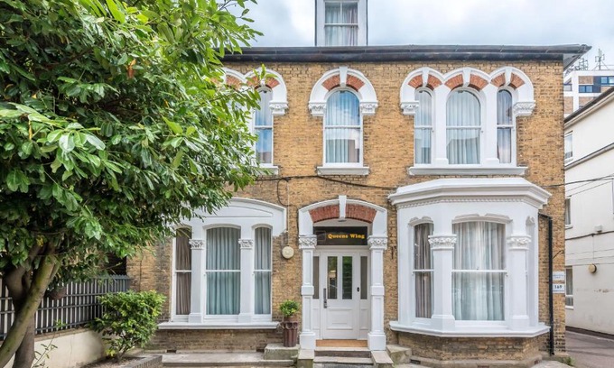 Brownswood Hotel | Queens Drive Hotel at Finsbury Park