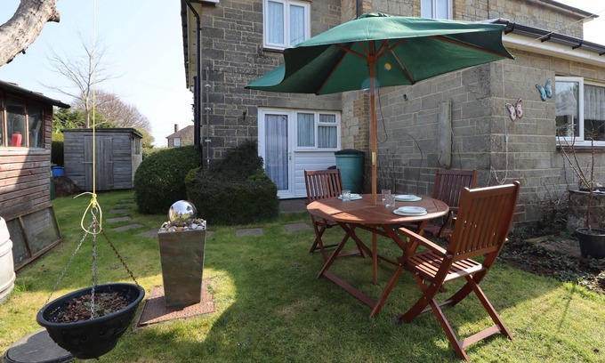Godshill Cottage | Queensbury Lodge - a house that sleeps 3 guests in 2 bedrooms