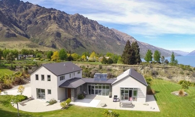 Kawarau Falls House | Queenstown Lakeside Holiday House