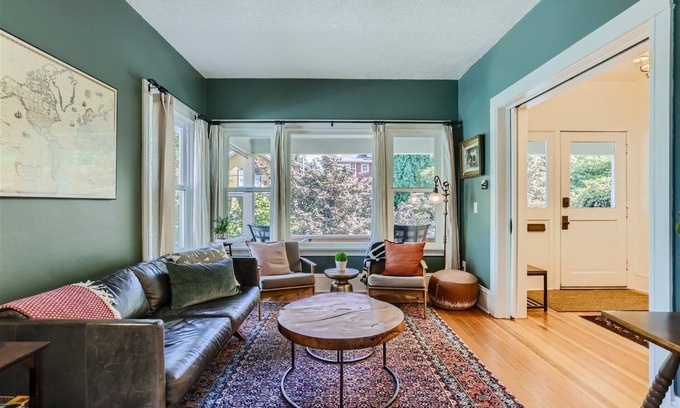 Belmont House | Quiet 2-bedroom Craftsman in SE Portland with central AC and 2 King beds
