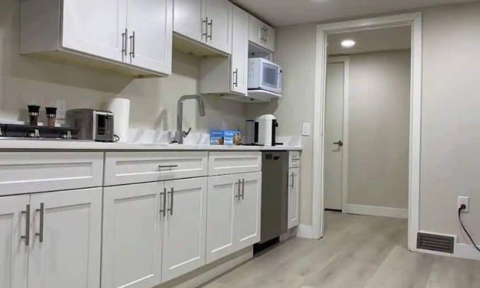 Kitsilano House | Quiet and cosy get away suite in Point Grey Vancouver BC, near UBC and beach.