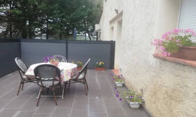 Est Apartment | Quiet apartment with terrace in the Provencal countryside