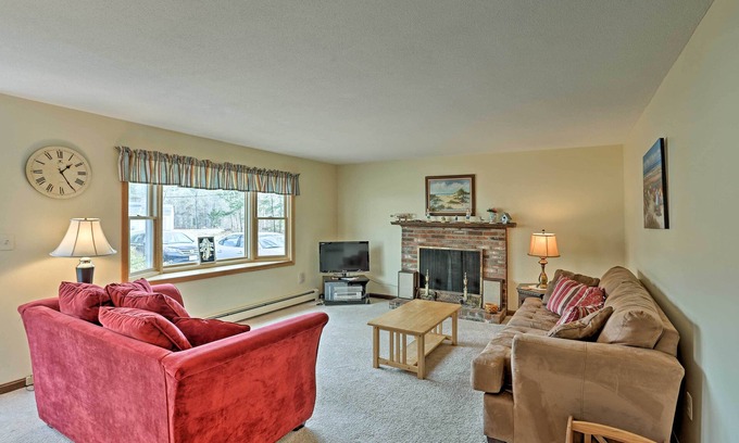 Brewster House | Quiet Brewster House w/Deck, Mins to Bay Beaches!