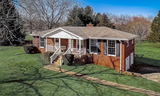 Hermitage House | Quiet Cabin on Private Acre, 5 min to I-40 & shopping &15 to Downtown Nashville!