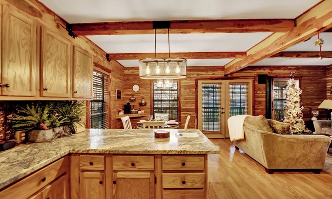 Tuskahoma Cabin | Quiet Cabin w/Hot Tub and a View