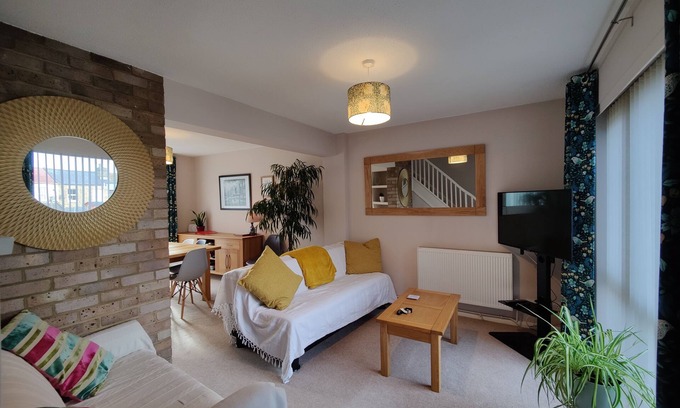 Chelmsford House | Quiet central location, parking and garden
