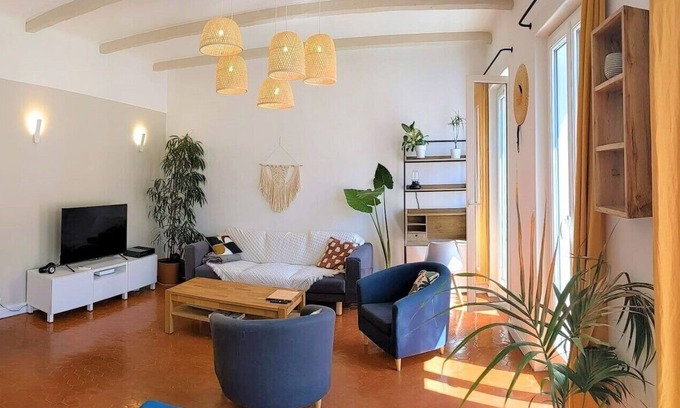 Saint-Lazare Apartment | Quiet, charming and bright, 2 steps from the shopping center and the old port.